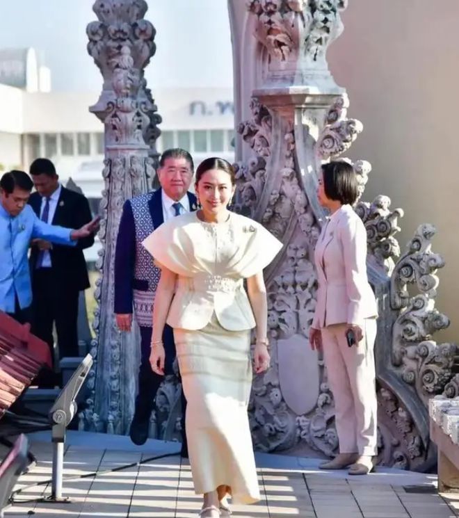|南宫28ng相信品牌38岁美女总理：穿银色小裙子显小肚腩也